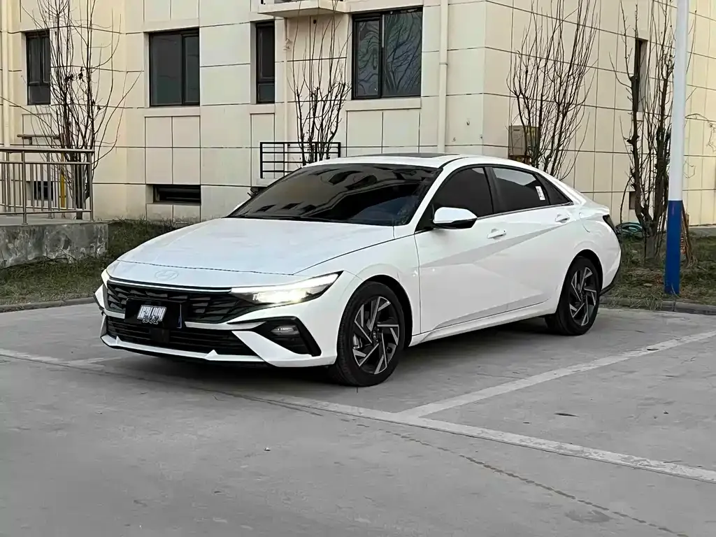 Hyundai Elantra — фото 1