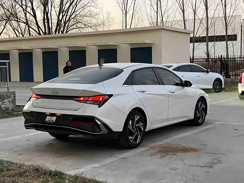 Hyundai Elantra — фото 8