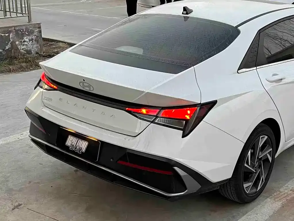 Hyundai Elantra — фото 5