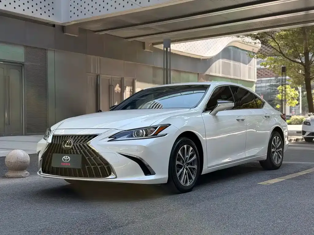 Lexus ES — фото 1
