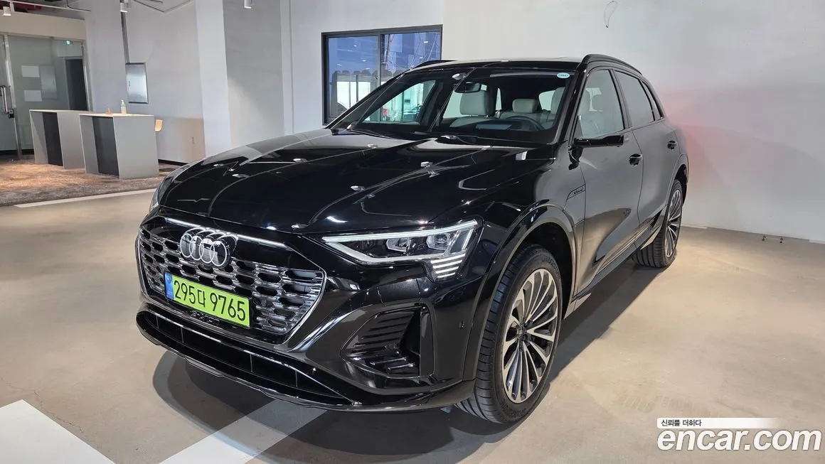 Audi Q8 e-tron — фото 1