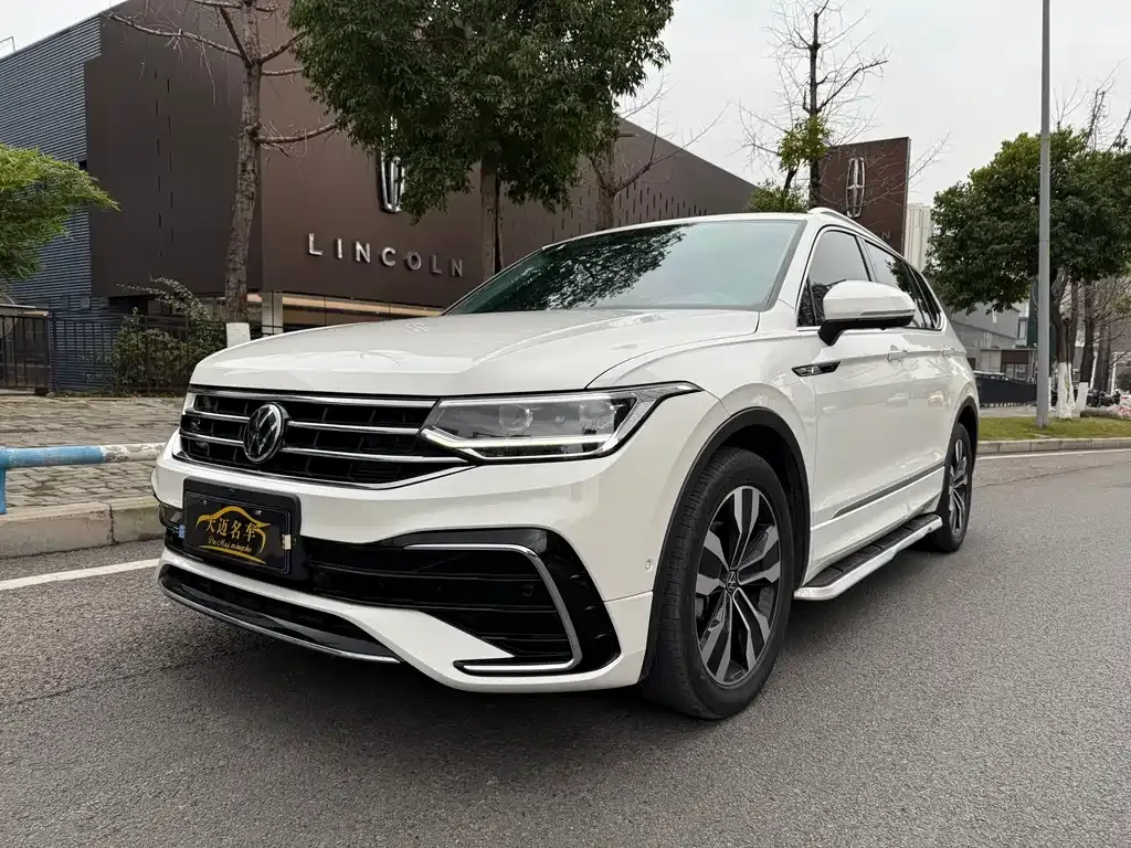 Volkswagen Tiguan L — фото 1