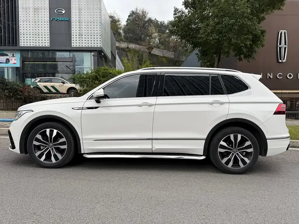 Volkswagen Tiguan L — фото 10