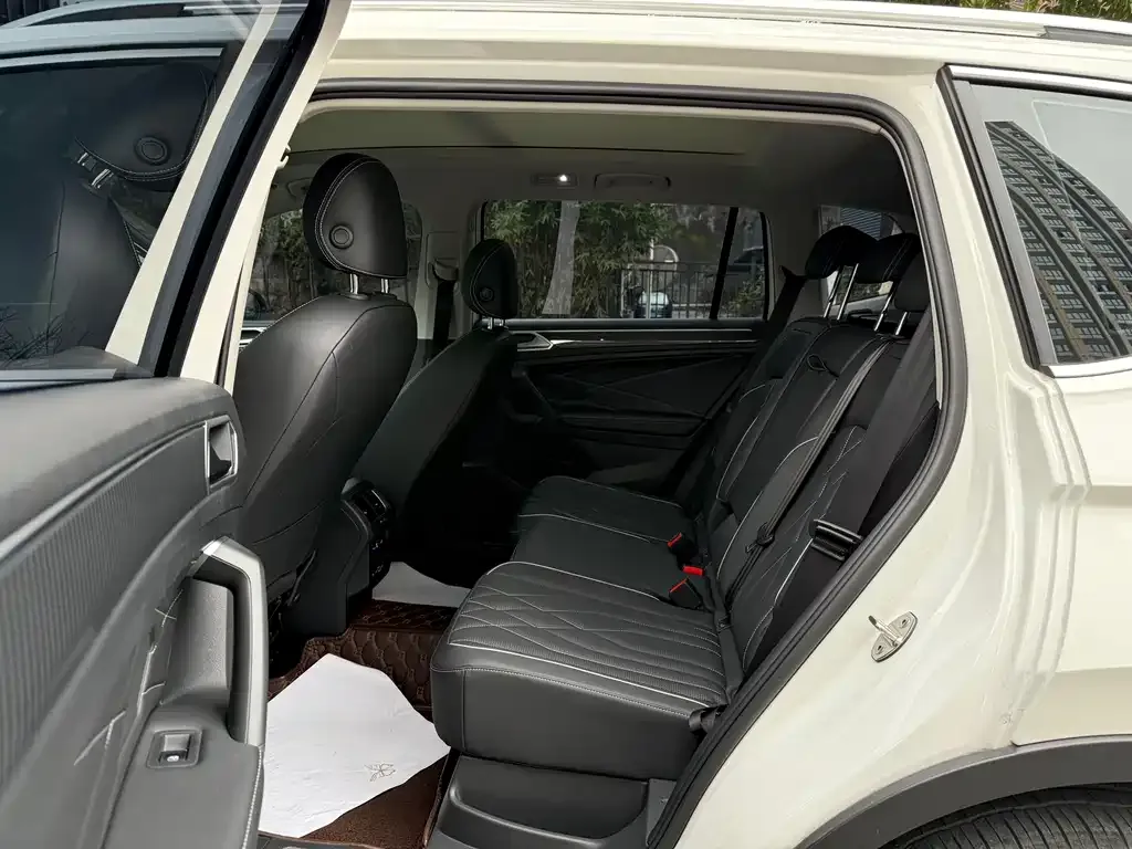 Volkswagen Tiguan L — фото 2