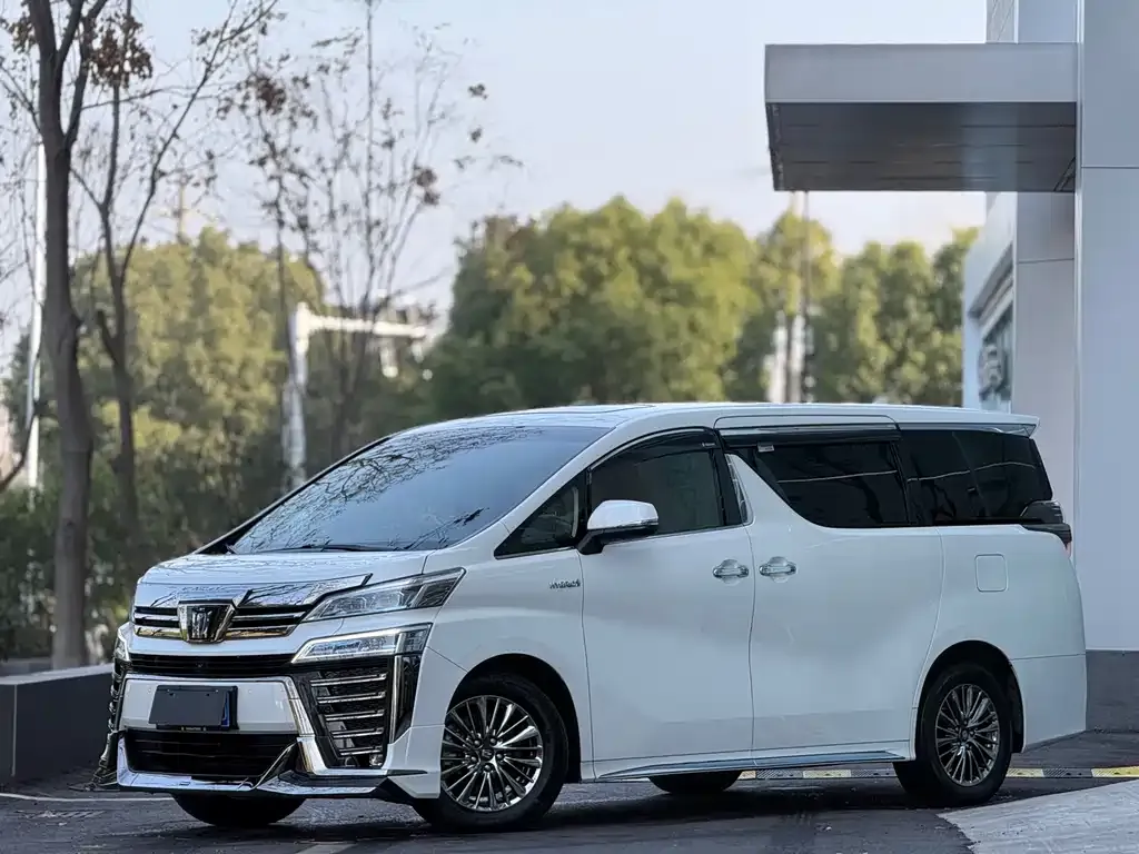 Toyota Vellfire — фото 1
