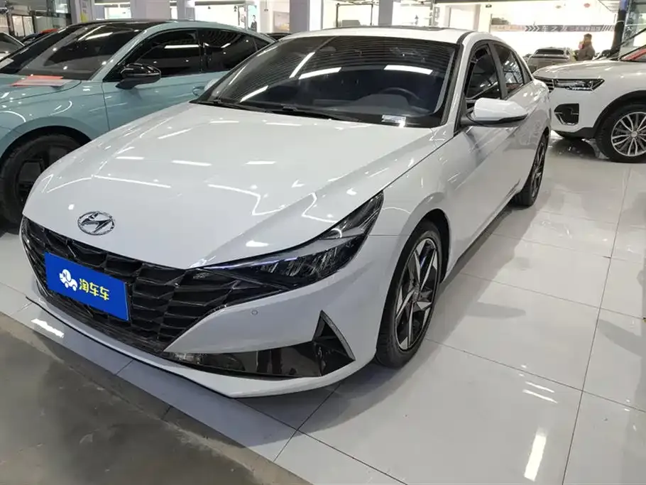 Hyundai Elantra — фото 1