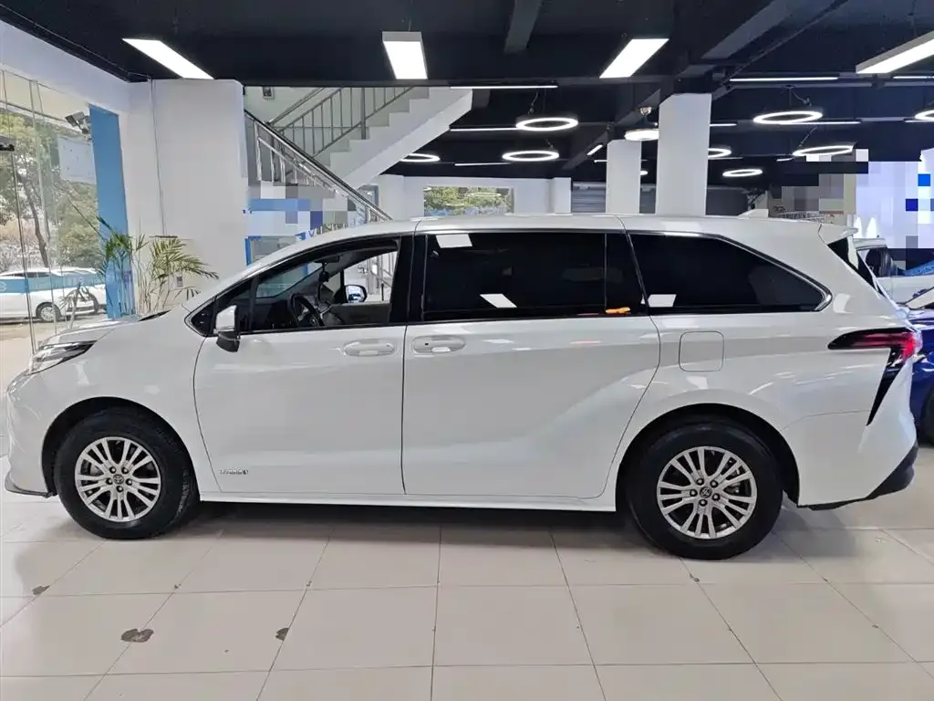 Toyota Sienna — фото 3