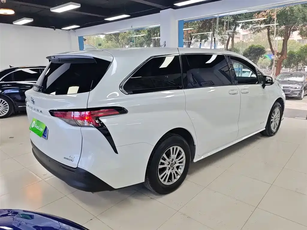 Toyota Sienna — фото 10
