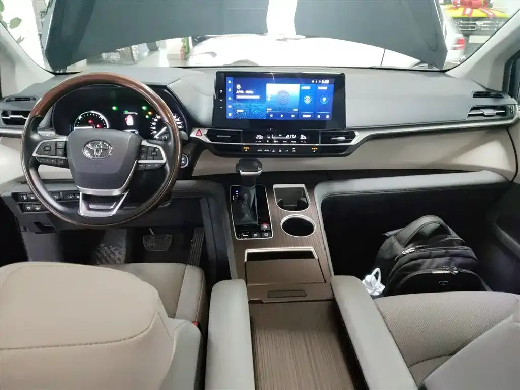 Toyota Granvia — фото 6