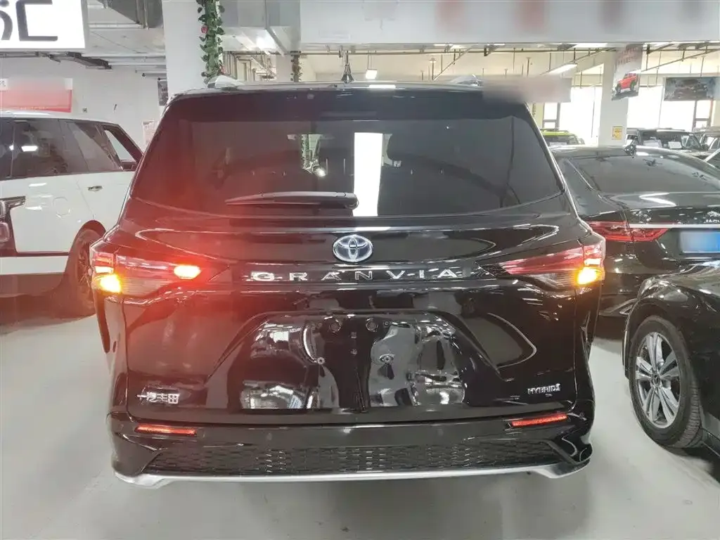Toyota Granvia — фото 9