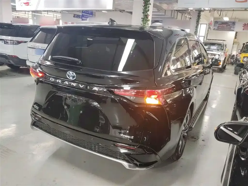 Toyota Granvia — фото 8