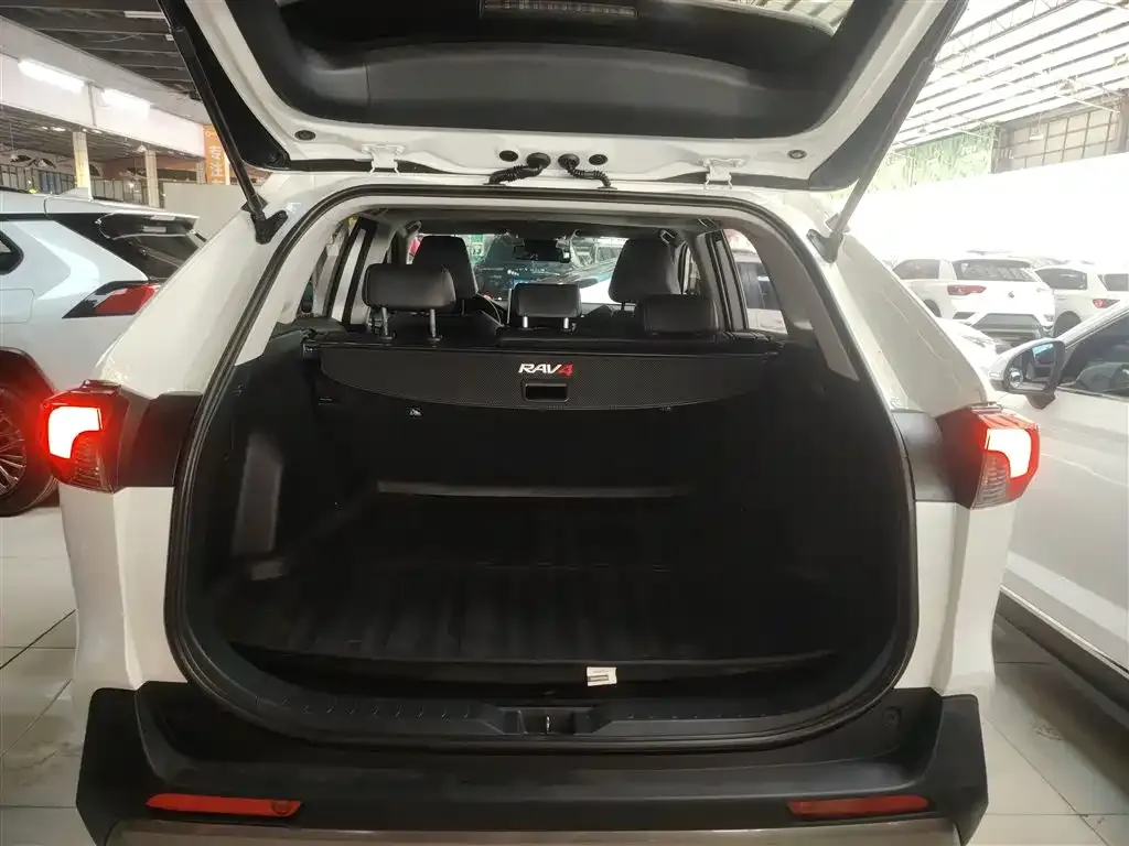 Toyota RAV4 — фото 9