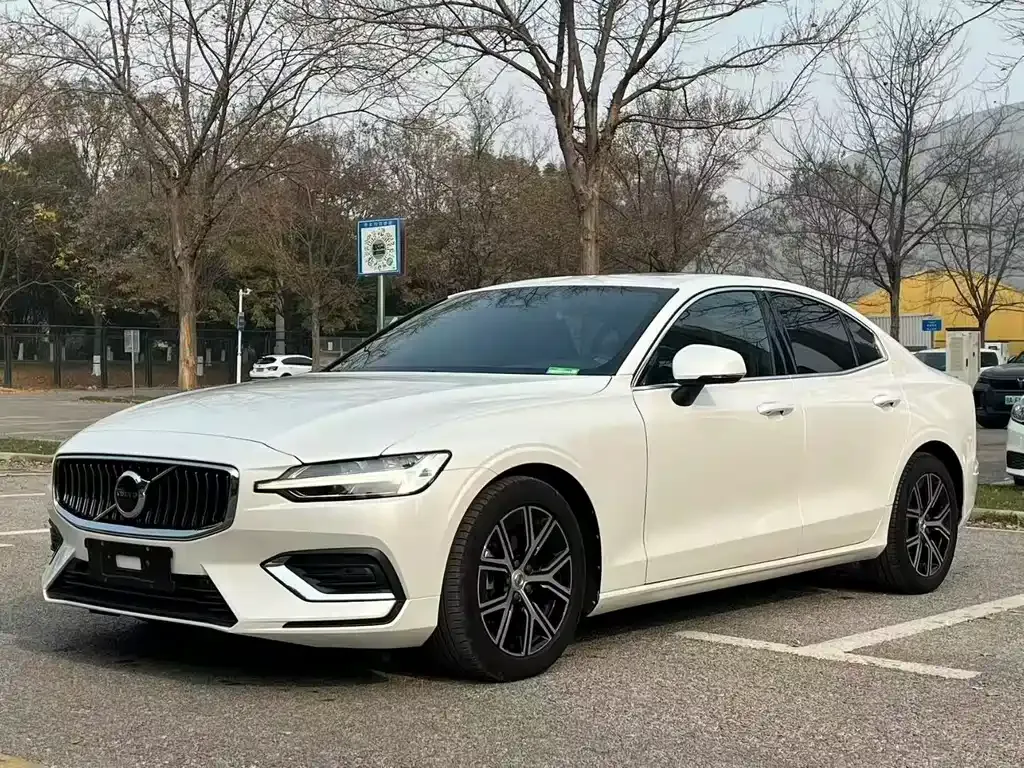 Volvo S60 — фото 1