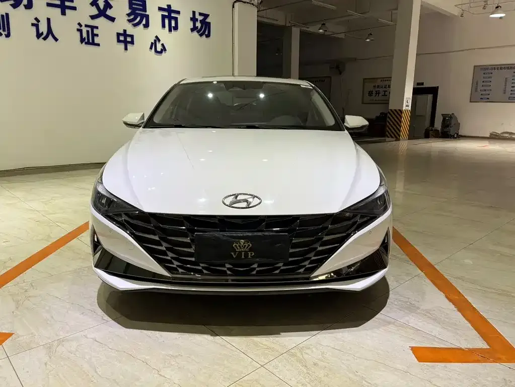 Hyundai Elantra — фото 1