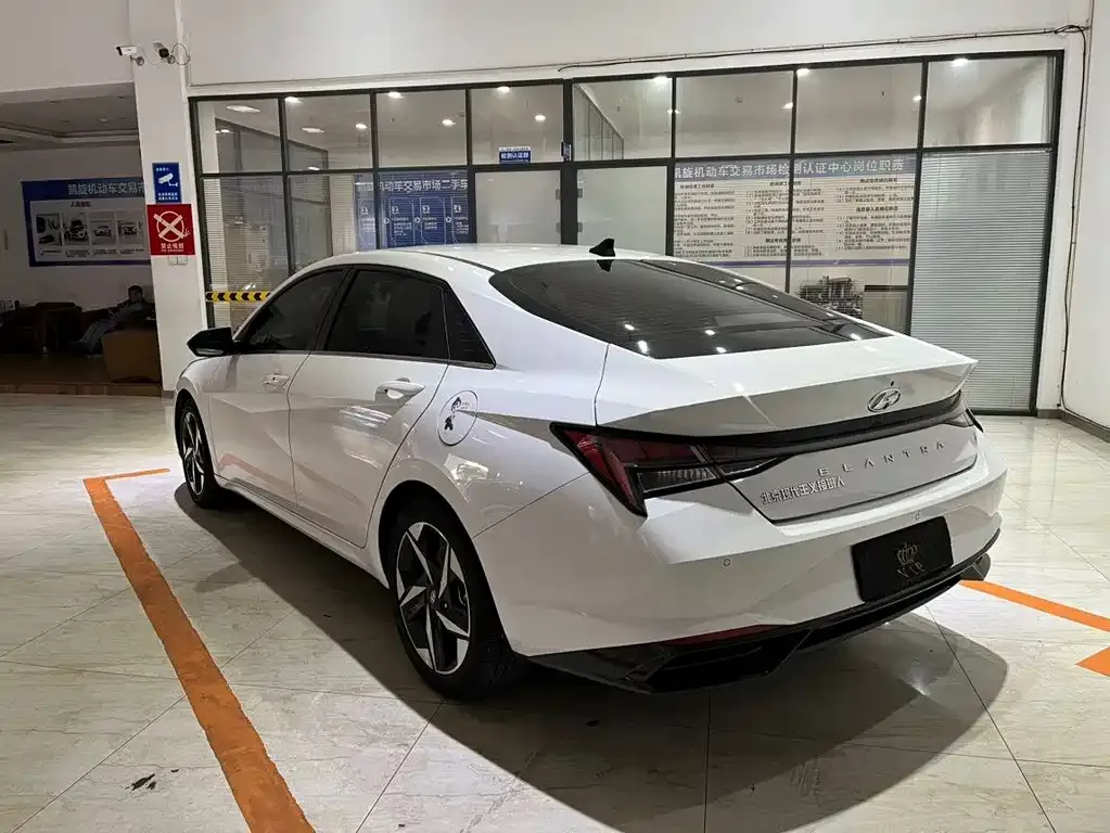Hyundai Elantra — фото 6
