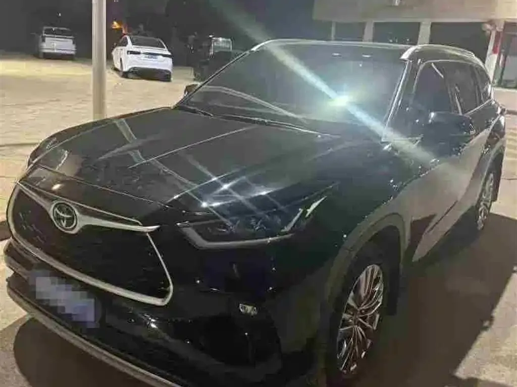 Toyota Highlander — фото 1