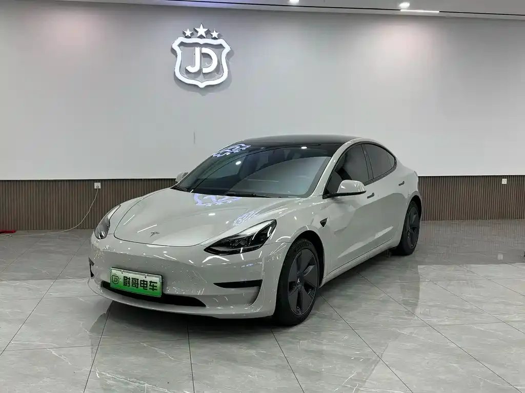 Tesla Model 3 — фото 1