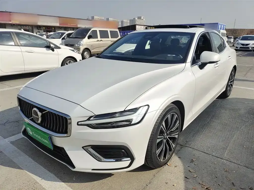 Volvo S60 — фото 1