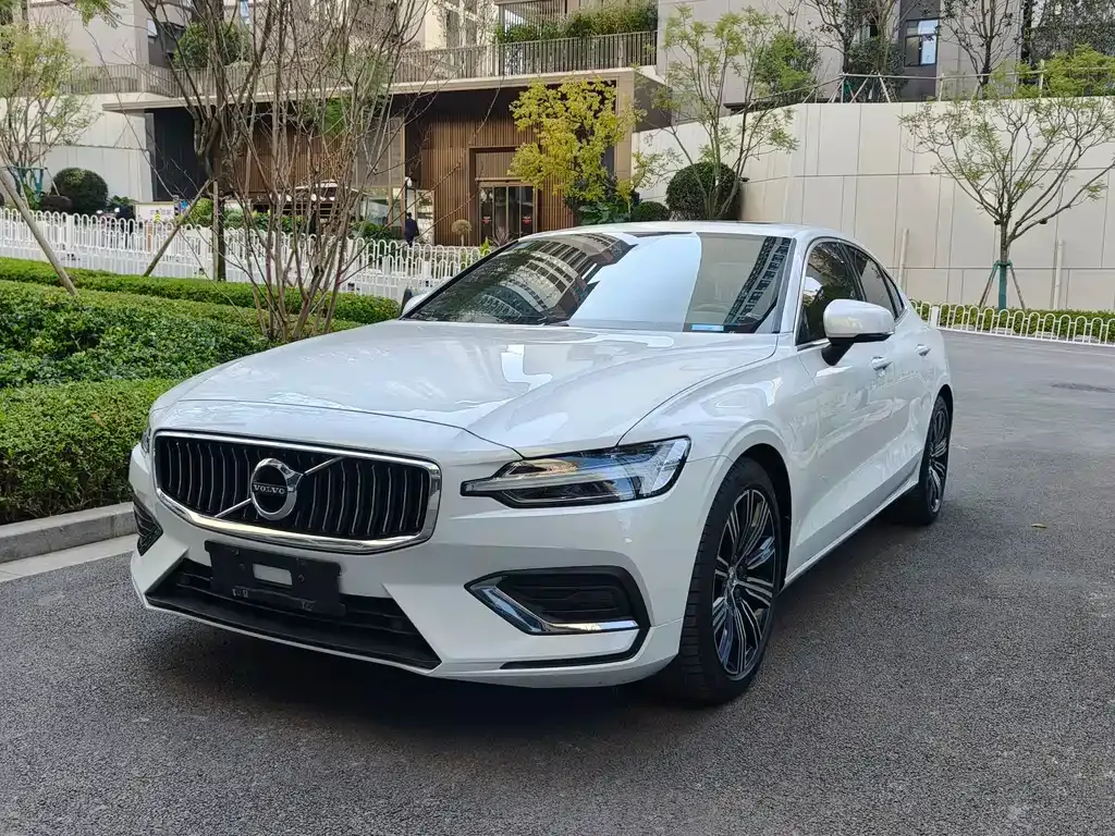 Volvo S60 — фото 1