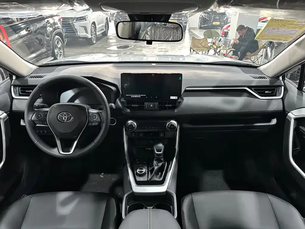 Toyota RAV4 — фото 8