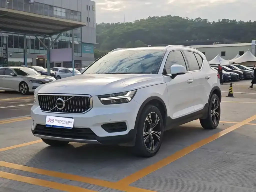 Volvo XC40 — фото 1