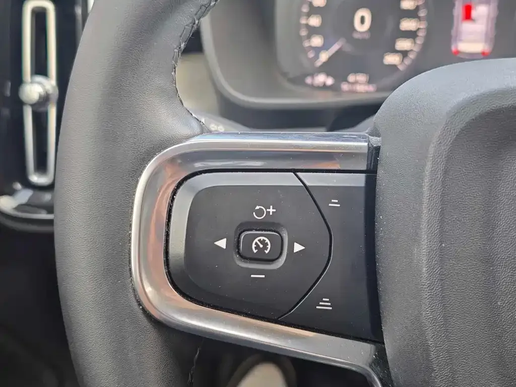 Volvo XC40 — фото 10