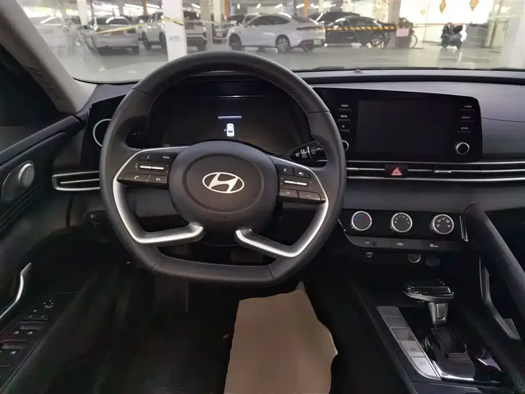 Hyundai Elantra — фото 3
