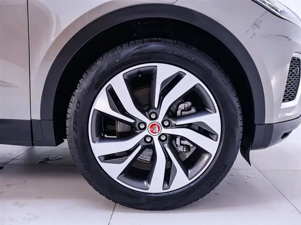 Jaguar E-PACE — фото 4