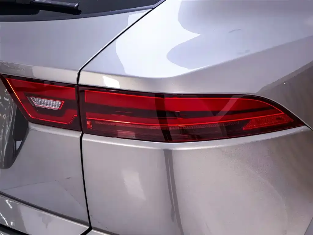 Jaguar E-PACE — фото 10