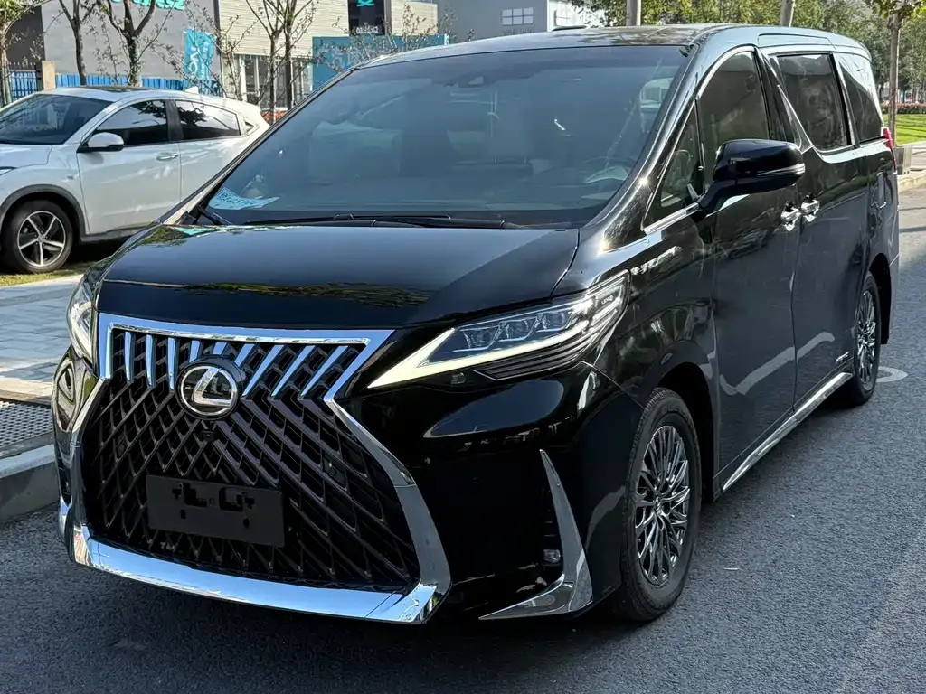 Lexus LM — фото 1