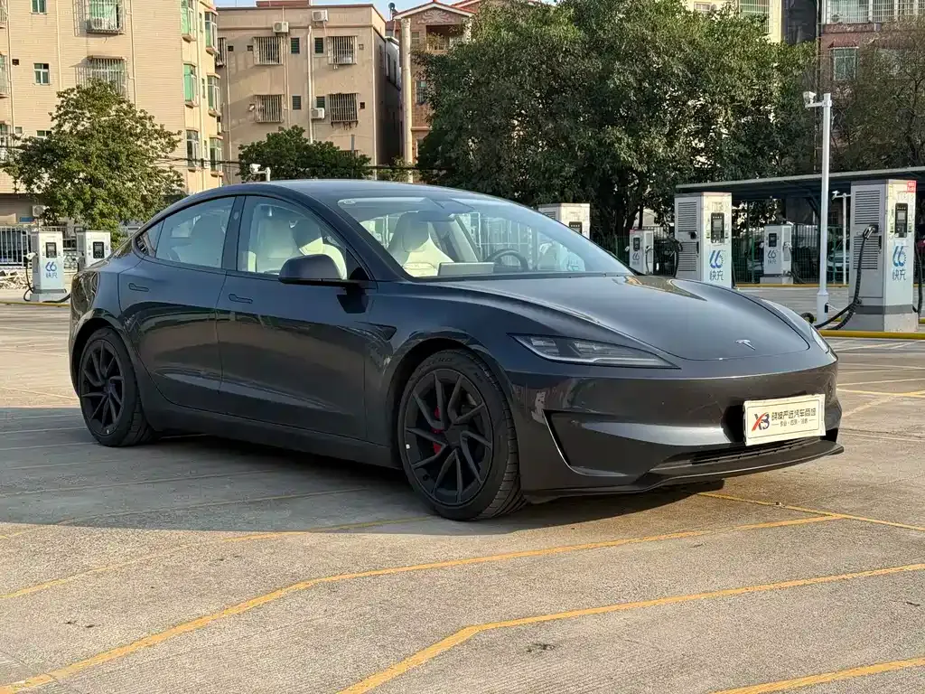 Tesla Model 3 — фото 10