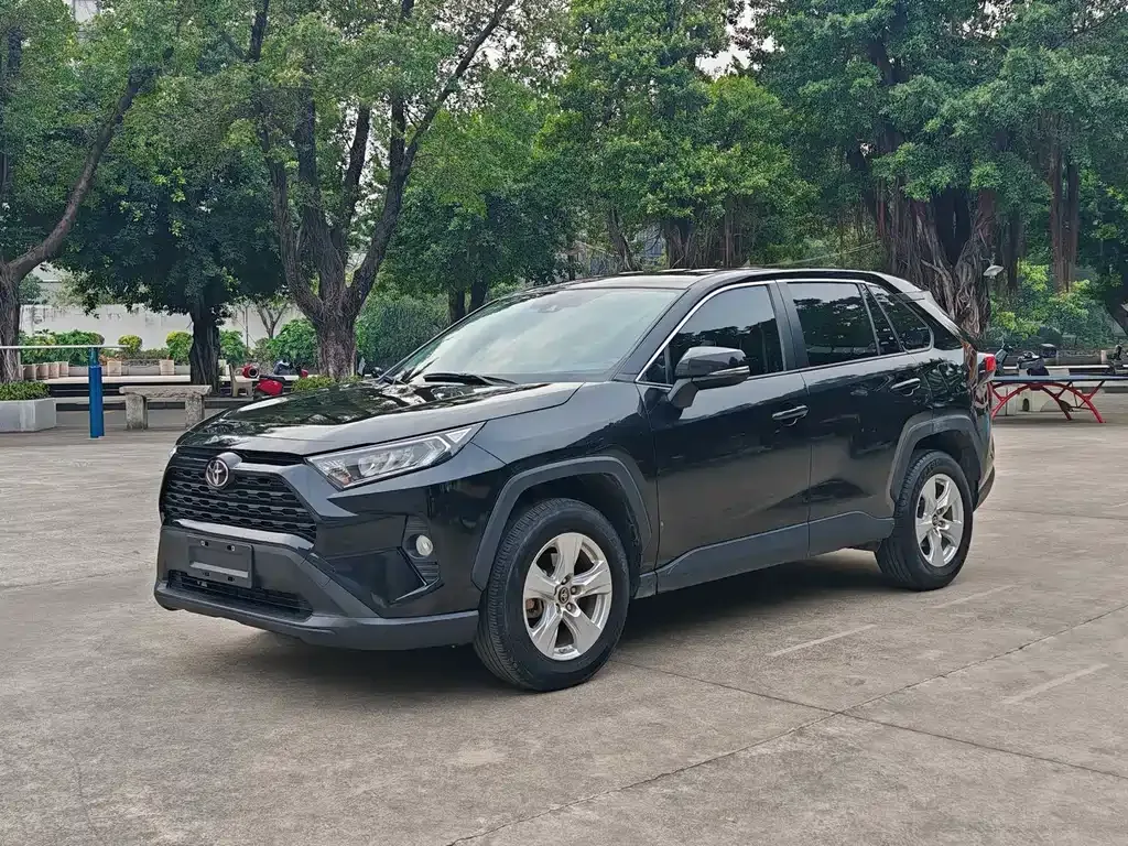 Toyota RAV4 — фото 1