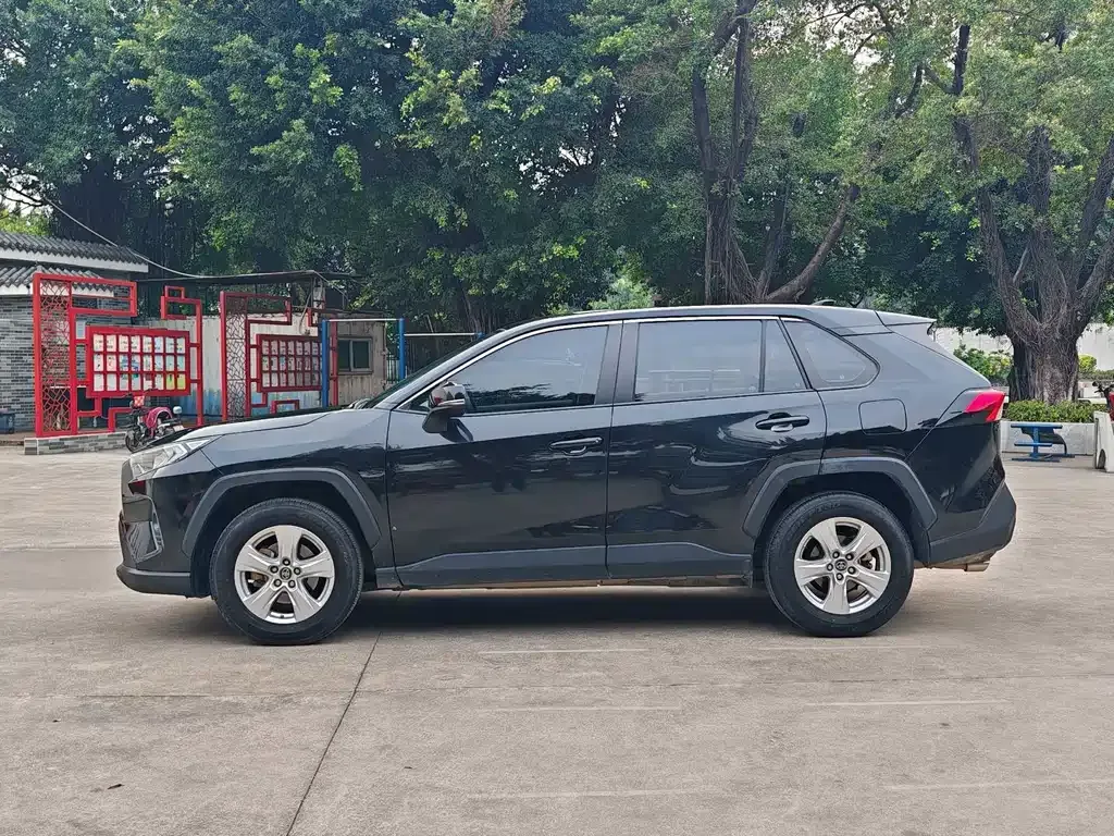 Toyota RAV4 — фото 9