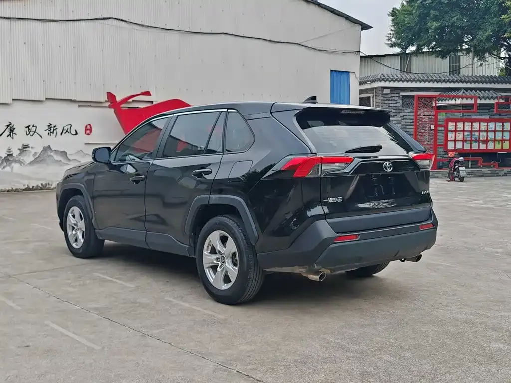 Toyota RAV4 — фото 2