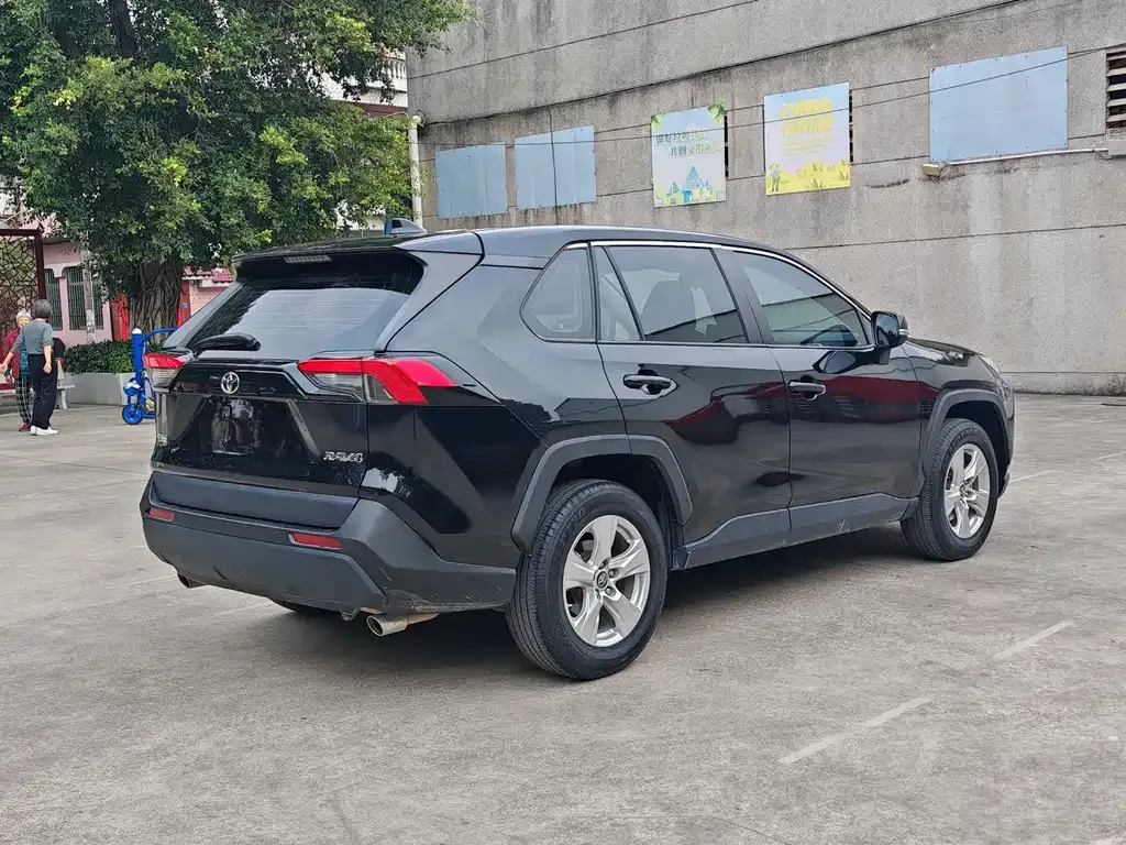 Toyota RAV4 — фото 10