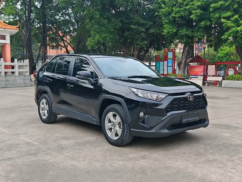 Toyota RAV4 — фото 8
