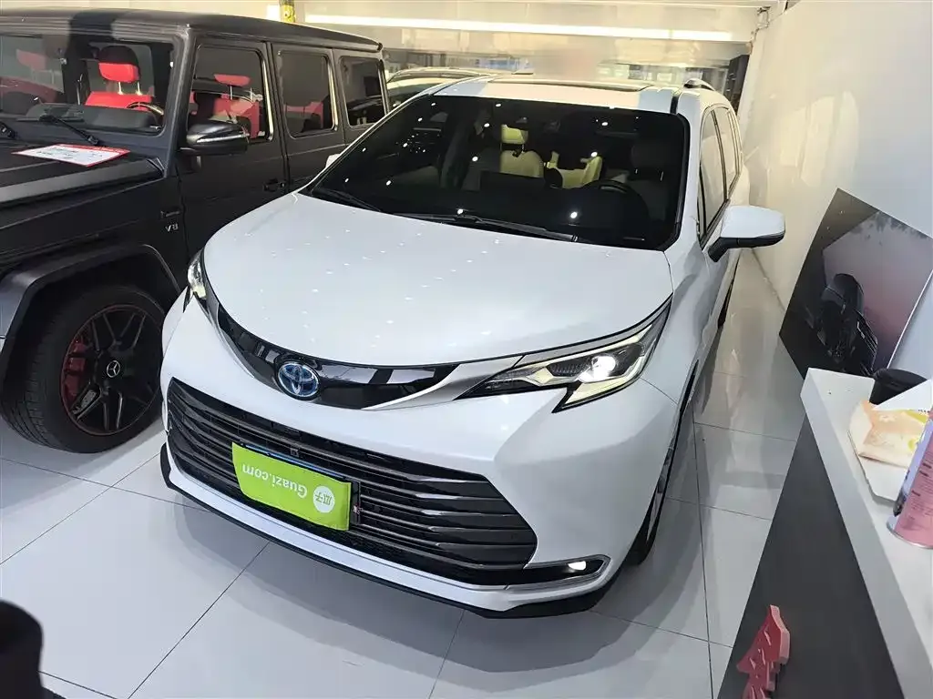 Toyota Sienna — фото 1