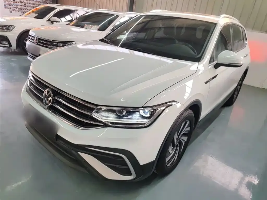 Volkswagen Tiguan L — фото 1