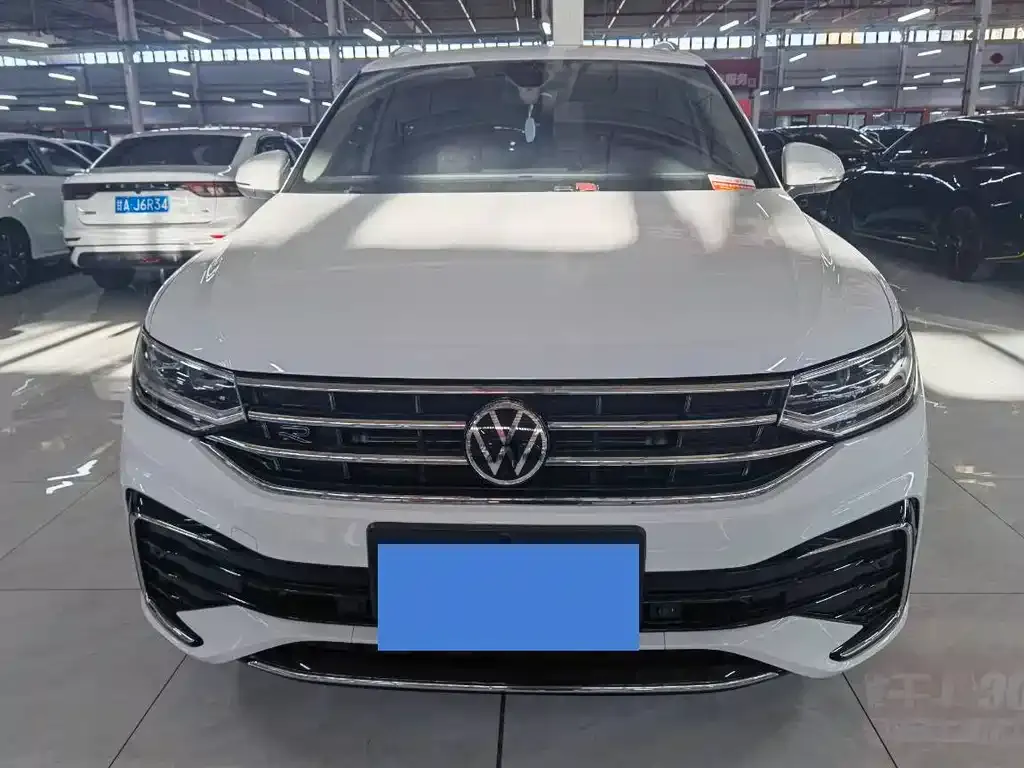 Volkswagen Tiguan L — фото 2