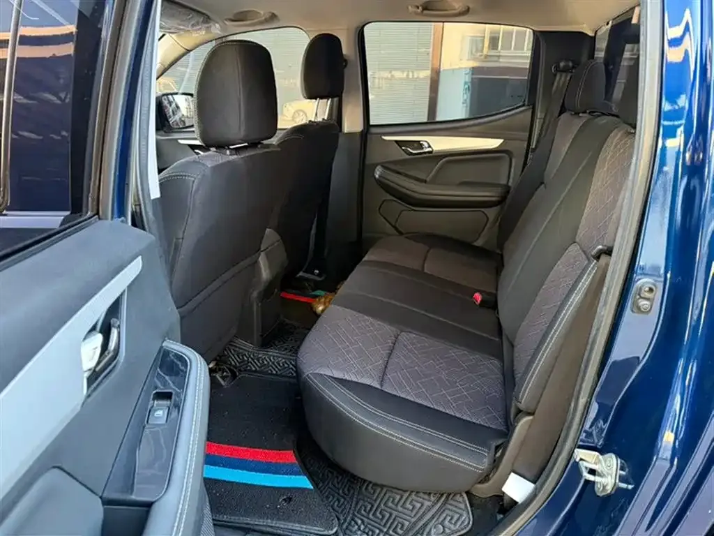Isuzu RE-MAX — фото 10
