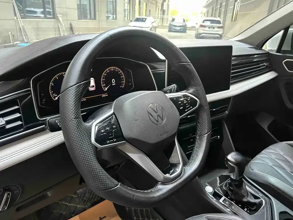 Volkswagen Tiguan L — фото 8