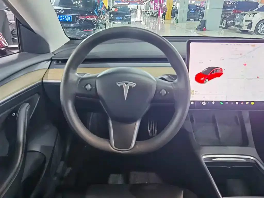 Tesla Model 3 — фото 8