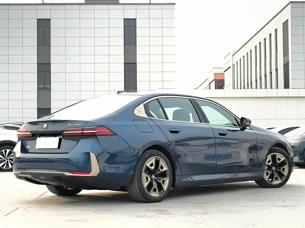 BMW i5 — фото 5