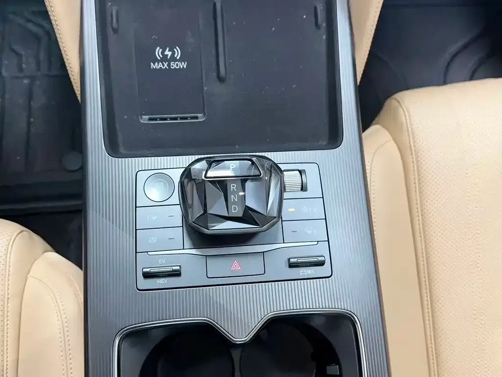 BYD L DM-i — фото 4