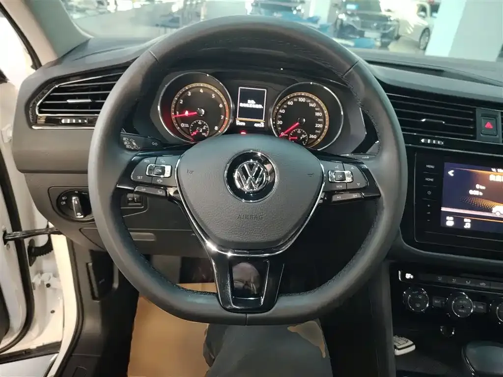 Volkswagen Tiguan L — фото 9
