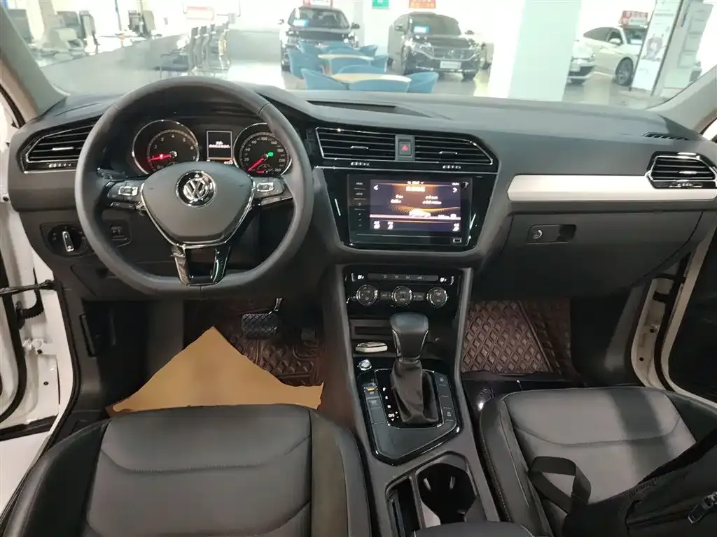 Volkswagen Tiguan L — фото 10