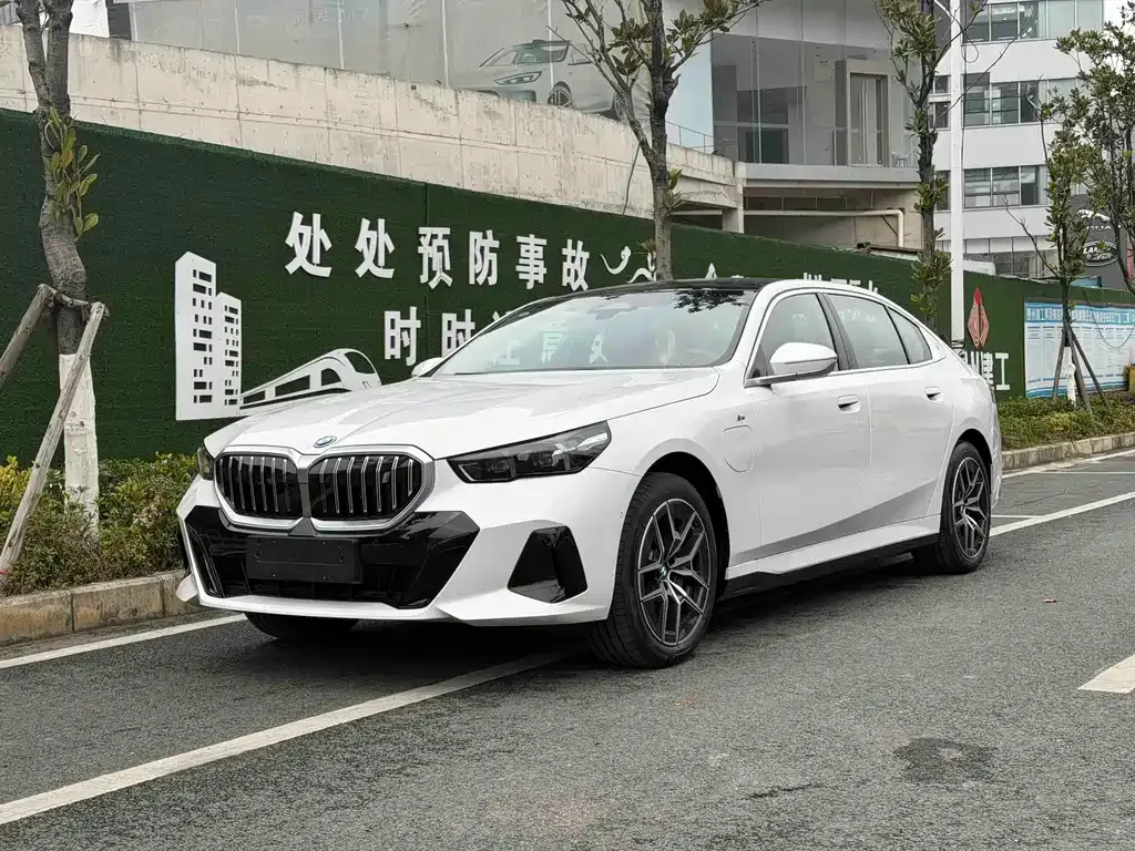 BMW i5 — фото 1