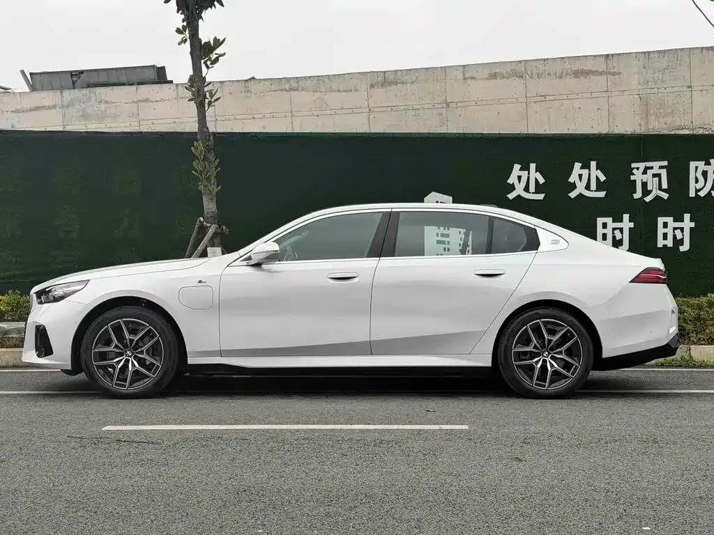 BMW i5 — фото 3