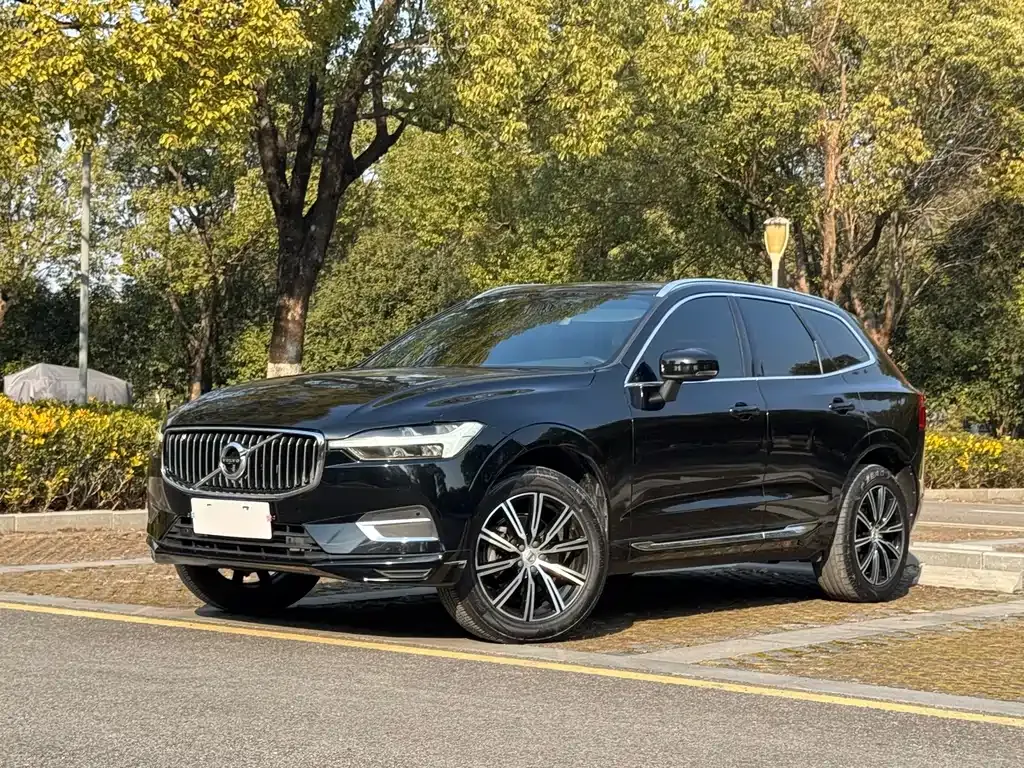 Volvo XC60 — фото 1