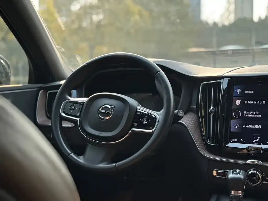 Volvo XC60 — фото 2